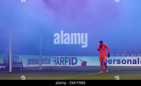 Gelsenkirchen, Deutschland. 30. Okt, 2022. firo : 30.. Oktober 2022, Fußball, Fußball, 1. Liga, 1. Bundesliga, Saison 2022/2023, FC Schalke 04 - SC Freiburg Fans Schalke CHOREO, pyrotechnische Zündung, blauer Nebel, Sehbehinderung für Torwart Alexander SCHWOLOW, Schalke Credit: dpa/Alamy Live News Stockfoto
