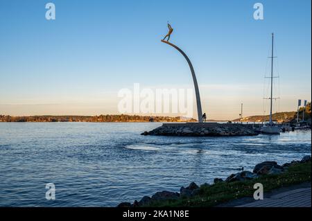 Öffentliche Kunst in Nacka, Stockholm. „Gott, unser Vater, auf dem Regenbogen“ von Carl Milles am Nacka Strand während eines Herbstuntergangs. Stockfoto