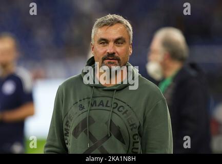 Gelsenkirchen, Deutschland. 30. Okt, 2022. firo : 30.. Oktober 2022, Fußball, Fußball, 1. Liga, 1. Bundesliga, Saison 2022/2023, FC Schalke 04 - SC Freiburg Trainer Thomas REIS, Schalke, Halbfigur Credit: dpa/Alamy Live News Stockfoto