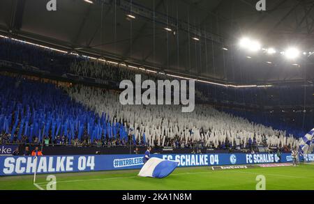 Gelsenkirchen, Deutschland. 30. Okt, 2022. firo : 30.10.2022, Fußball, Fußball, 1. Liga, 1. Bundesliga, Saison 2022/2023, FC Schalke 04 - SC Freiburg choreo Fans Schalke Credit: dpa/Alamy Live News Stockfoto
