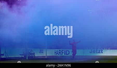Gelsenkirchen, Deutschland. 30. Okt, 2022. firo : 30.. Oktober 2022, Fußball, Fußball, 1. Liga, 1. Bundesliga, Saison 2022/2023, FC Schalke 04 - SC Freiburg Fans Schalke CHOREO, pyrotechnische Zündung, blauer Nebel, Sehbehinderung für Torwart Alexander SCHWOLOW, Schalke Credit: dpa/Alamy Live News Stockfoto
