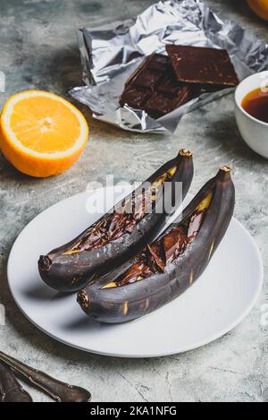 Gegrillte Bananen mit dunkler Schokolade und Zitronensaft Stockfoto