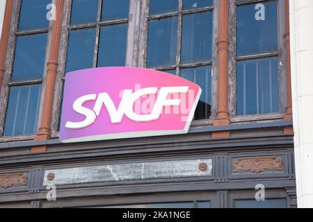 Bordeaux , Aquitaine Frankreich - 19 09 2022 : SNCF-Logo Marke und Textschild an der Fassade Bahnhof frankreich Nationale Gesellschaft der französischen Eisenbahngesellschaft Stockfoto