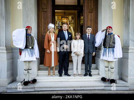 Athen, Griechenland. 31. Oktober 2022. 2022-10-31 09:42:12 ATHEN - König Willem-Alexander und Königin Maxima haben ihr Bild mit Präsident Katerina Sakellaropoulou (3. L) und ihrem Partner am Präsidentenpalast gemacht. Das königliche Paar ist auf einem dreitägigen Besuch in Griechenland. ANP POOL SEM VAN DER WAL netherlands Out - belgium Out Credit: ANP/Alamy Live News Credit: ANP/Alamy Live News Stockfoto