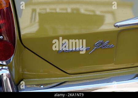 Monte Carlo, Monaco - 09 27 2022 : Vanden Plas Princess 1300 Green vintage Oldtimer Logo Marke und Text Zeichen Stockfoto