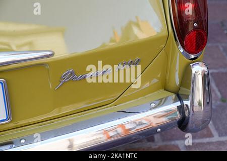 Monte Carlo, Monaco - 09 27 2022 : Vanden Plas Princess 1300 Logo Marke und Textschild auf Oldtimer Stockfoto