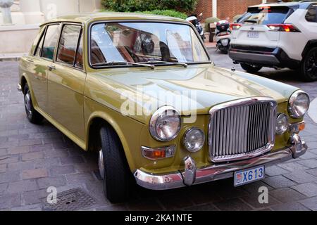 Monte Carlo, Monaco - 09 27 2022 : Vanden Plas Princess 1300 Logo Marke und Textschild auf Oldtimer Restauration Stockfoto