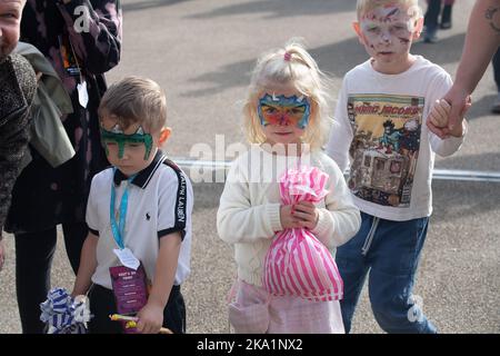 Ascot, Bergen, Großbritannien. 29.. Oktober 2022. Racegoers und ihre Familien genießen das Halloween-Wochenende und den Kirmes bei Ascot Races. Quelle: Maureen McLean/Alamy Stockfoto