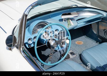 Bordeaux , Aquitaine France - 10 09 2022 : Chevrolet Corvette interior retro Oldtimer Cabrio Oldtimer Armaturenbrett Tachometer und Steuerborder Stockfoto