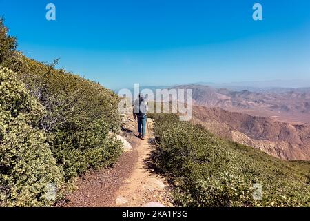 Wandern über der Wüste Anza Borrego auf dem Pacific Crest Trail, Mt. Laguna, Kalifornien, USA Stockfoto