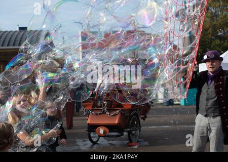 Ascot, Bergen, Großbritannien. 29.. Oktober 2022. Racegoers und ihre Familien genießen das Halloween-Wochenende und den Kirmes bei Ascot Races. Quelle: Maureen McLean/Alamy Stockfoto