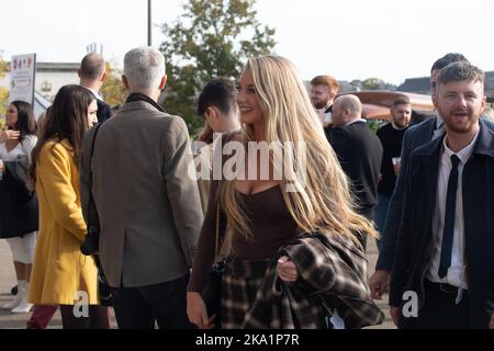 Ascot, Bergen, Großbritannien. 29.. Oktober 2022. Racegoers und ihre Familien genießen das Halloween-Wochenende und den Kirmes bei Ascot Races. Quelle: Maureen McLean/Alamy Stockfoto