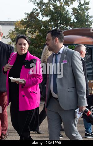 Ascot, Bergen, Großbritannien. 29.. Oktober 2022. Racegoers und ihre Familien genießen das Halloween-Wochenende und den Kirmes bei Ascot Races. Quelle: Maureen McLean/Alamy Stockfoto