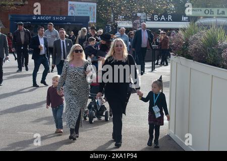 Ascot, Bergen, Großbritannien. 29.. Oktober 2022. Racegoers und ihre Familien genießen das Halloween-Wochenende und den Kirmes bei Ascot Races. Quelle: Maureen McLean/Alamy Stockfoto