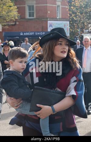 Ascot, Bergen, Großbritannien. 29.. Oktober 2022. Racegoers und ihre Familien genießen das Halloween-Wochenende und den Kirmes bei Ascot Races. Quelle: Maureen McLean/Alamy Stockfoto