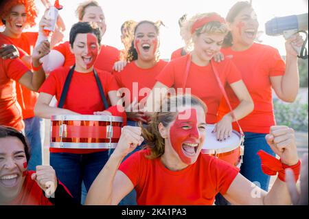 Eine Gruppe weiblicher Fußballfans, die während des Spiels schrie Stockfoto