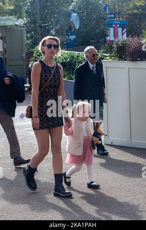 Ascot, Bergen, Großbritannien. 29.. Oktober 2022. Racegoers und ihre Familien genießen das Halloween-Wochenende und den Kirmes bei Ascot Races. Quelle: Maureen McLean/Alamy Stockfoto