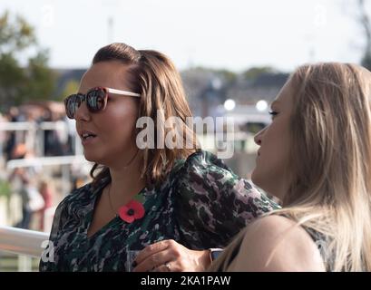 Ascot, Bergen, Großbritannien. 29.. Oktober 2022. Racegoers und ihre Familien genießen das Halloween-Wochenende und den Kirmes bei Ascot Races. Quelle: Maureen McLean/Alamy Stockfoto