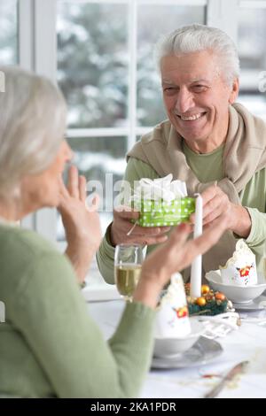 Schönes älteres Paar, das gemeinsam das neue Jahr feiert Stockfoto