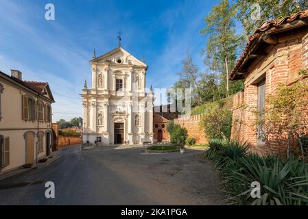 Sanfrè, Cuneo, Piemont, Italien - 29. Oktober 2022: Die Pfarrkirche zu Ehren der Heiligen Petrus und Paulus (18.. Jahrhundert) in der Kirchenstraße Stockfoto