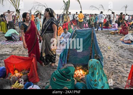 Mumbai, Indien. 30. Oktober 2022. Hinduistische Anhänger versammeln sich am Strand von Juhu anlässlich des Chhath Puja in Mumbai. Eifrige Anhänger, besonders aus den nördlichen Staaten Indiens, beten zum sonnengott (untergehende und aufgehende Sonne), der ihm dafür dankt, dass er das Leben auf der Erde geschenkt hat. Eifrige Anhänger tauchen in die Gewässer und halten sich bei dieser Gelegenheit schnell. Kredit: SOPA Images Limited/Alamy Live Nachrichten Stockfoto