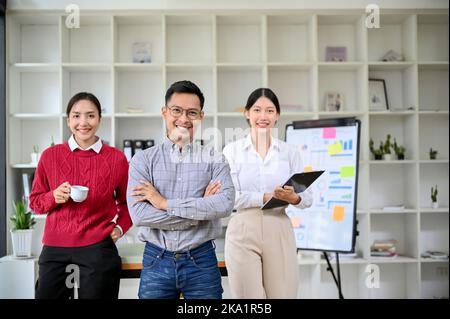 In ihrem Büro steht ein Porträt erfolgreicher und professioneller asiatischer Geschäftsleute oder einer Startup-Gruppe Stockfoto