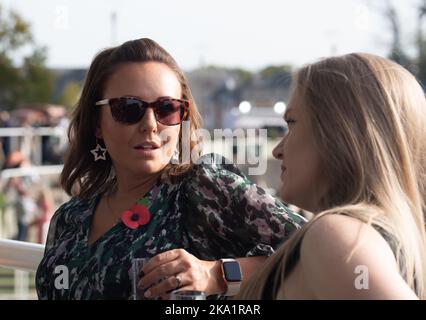 Ascot, Bergen, Großbritannien. 29.. Oktober 2022. Racegoers und ihre Familien genießen das Halloween-Wochenende und den Kirmes bei Ascot Races. Quelle: Maureen McLean/Alamy Stockfoto