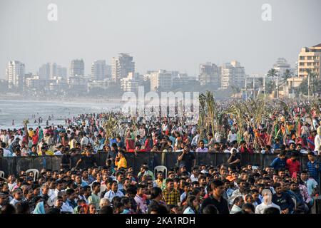 Mumbai, Indien. 30. Oktober 2022. Eine Menge hinduistischer Anhänger drängen sich am Strand von Juhu, um Chhath Puja in Mumbai aufzuführen. Eifrige Anhänger, besonders aus den nördlichen Staaten Indiens, beten zum sonnengott (untergehende und aufgehende Sonne), der ihm dafür dankt, dass er das Leben auf der Erde geschenkt hat. Eifrige Anhänger tauchen in die Gewässer und halten sich bei dieser Gelegenheit schnell. (Foto von Ashish Vaishnav/SOPA Images/Sipa USA) Quelle: SIPA USA/Alamy Live News Stockfoto