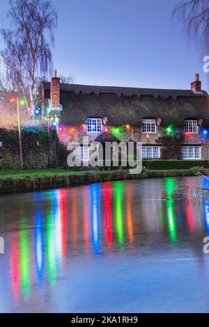 Das Reethaus mit Weihnachtsbeleuchtung, Thornton Le Dale, Ryedale, North Yorkshire, England Stockfoto