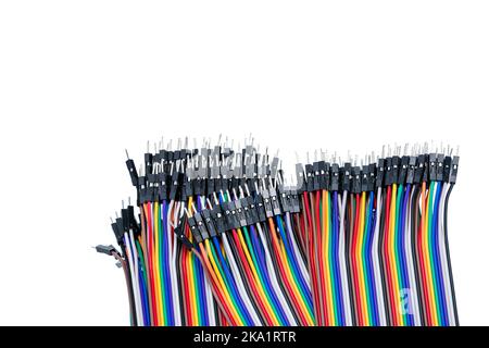 Flachbandkabel oder mehradriges planares Kabel auf weißem Hintergrund. Flachbandkabel mit Stiftsteckern. Mehrfarbiger Flachbandcomputer mit Anschlusskabel. Stockfoto