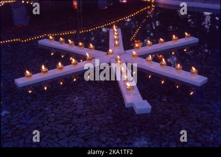 Während Diwali tragen die Menschen ihre schönsten Kleider, beleuchten das Innere und Äußere ihrer Häuser mit Saaki (irdenen Lampe), Diyas und Rangoli, führen Gottesdienste von Lakshmi, der Göttin des Wohlstands und des Reichtums, Lichtfeuerwerk und nehmen an Familienfesten Teil, wo Mithai (Süßigkeiten) und Geschenke geteilt werden. Stockfoto