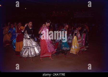 Navratri, was "neun Nächte" bedeutet, ist eines der beliebtesten und weithin gefeierten Hindu-Festivals in vielen Teilen Indiens. Gujarat ist jedoch der einzige Staat, der zu einem neuntägigen Tanzfestival ausbricht, das vielleicht das längste der Welt ist. Jede Nacht versammeln sich Menschen im ganzen Staat, in Dörfern und Städten auf freiem Raum, um die weibliche Göttlichkeit zu feiern, die als Shakti bezeichnet wird. Dies ist bekannt als ras garba & dandiya, die Holzstäbchen verwendet. Jede Nacht machen Menschen Pooja von neun Formen der Göttin, Durga für die Zerstörung des Bösen, Lakshmi die Göttin des Wohlstands & Sarswati für Weisheit und Kunst Stockfoto