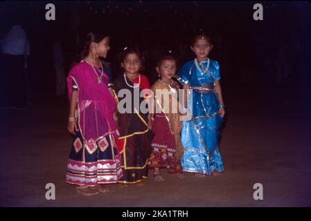 Navratri, was "neun Nächte" bedeutet, ist eines der beliebtesten und weithin gefeierten Hindu-Festivals in vielen Teilen Indiens. Gujarat ist jedoch der einzige Staat, der zu einem neuntägigen Tanzfestival ausbricht, das vielleicht das längste der Welt ist. Jede Nacht versammeln sich Menschen im ganzen Staat, in Dörfern und Städten auf freiem Raum, um die weibliche Göttlichkeit zu feiern, die als Shakti bezeichnet wird. Dies ist bekannt als ras garba & dandiya, die Holzstäbchen verwendet. Jede Nacht machen Menschen Pooja von neun Formen der Göttin, Durga für die Zerstörung des Bösen, Lakshmi die Göttin des Wohlstands & Sarswati für Weisheit und Kunst Stockfoto