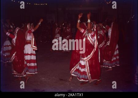 Navratri, was "neun Nächte" bedeutet, ist eines der beliebtesten und weithin gefeierten Hindu-Festivals in vielen Teilen Indiens. Gujarat ist jedoch der einzige Staat, der zu einem neuntägigen Tanzfestival ausbricht, das vielleicht das längste der Welt ist. Jede Nacht versammeln sich Menschen im ganzen Staat, in Dörfern und Städten auf freiem Raum, um die weibliche Göttlichkeit zu feiern, die als Shakti bezeichnet wird. Dies ist bekannt als ras garba & dandiya, die Holzstäbchen verwendet. Jede Nacht machen Menschen Pooja von neun Formen der Göttin, Durga für die Zerstörung des Bösen, Lakshmi die Göttin des Wohlstands & Sarswati für Weisheit und Kunst Stockfoto