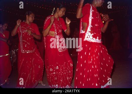 Navratri, was "neun Nächte" bedeutet, ist eines der beliebtesten und weithin gefeierten Hindu-Festivals in vielen Teilen Indiens. Gujarat ist jedoch der einzige Staat, der zu einem neuntägigen Tanzfestival ausbricht, das vielleicht das längste der Welt ist. Jede Nacht versammeln sich Menschen im ganzen Staat, in Dörfern und Städten auf freiem Raum, um die weibliche Göttlichkeit zu feiern, die als Shakti bezeichnet wird. Dies ist bekannt als ras garba & dandiya, die Holzstäbchen verwendet. Jede Nacht machen Menschen Pooja von neun Formen der Göttin, Durga für die Zerstörung des Bösen, Lakshmi die Göttin des Wohlstands & Sarswati für Weisheit und Kunst Stockfoto