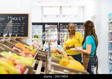 Ältere afrikanische Frau, die im Supermarkt Lebensmittel einkauft Stockfoto
