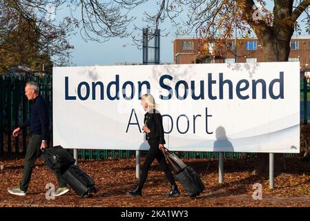 London Southend Airport, Essex, Großbritannien. 31. Oktober 2022. Der Londoner Flughafen Southend hat sich schwer getan, seine Passagierzahlen vor Covid wieder zu erreichen, da nur eine Fluggesellschaft – easyJet – die Sommersaison mit Flügen zu nur drei Zielen wieder aufnehmen kann, die heute für den Winter nicht mehr verfügbar sind. Nach dem heutigen Flugbetrieb wird der Flughafen bis zur Rückkehr der Fluggesellschaft Ende März 2023 keine Linienflüge mehr haben. Die Ankunft und Abfahrt am Morgen nach Malaga ist das letzte Ziel, mit Verbindungen nach Faro und Palma de Mallorca, die später in Betrieb sind. Passagiere kamen aus Malaga an Stockfoto