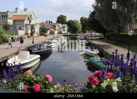 TROSA, SCHWEDEN, 20. AUGUST 2022: Blick auf den Fluss in der malerischen Küstenstadt Trosa im Södermanland. Südlich von Stockholm ist es ein beliebter Tourist Stockfoto