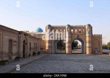 Qosha Darvoza Hotel and Qosha Darvoza (Twin Gate), Zargarlar Street, Dishon Kala (äußere Festung), Khiva, Provinz Khorezm, Usbekistan, Zentralasien Stockfoto