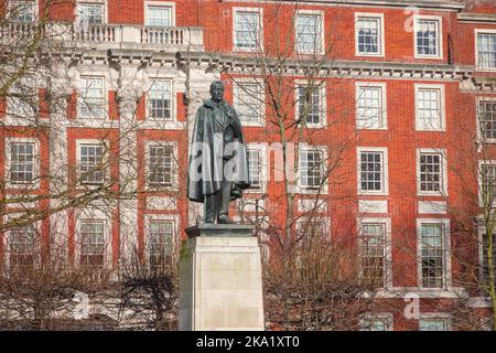Eine Statue von Franklin Roosevelt auf dem Grosvenor Square im Londoner Stadtteil Mayfair Stockfoto
