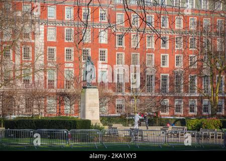 London, Großbritannien - 04. Dezember 2018 - Menschen üben Boxen auf dem Grosvenor Square, einem großen Gartenplatz im Londoner Stadtteil Mayfair Stockfoto