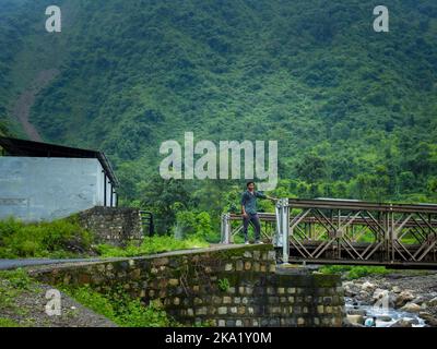 August 22. 2018. Dehradun City Indien. Ein Alleinreisender, der auf einer kleinen Brücke über den Fluss Kali Gad steht, der ein Nebenfluss des Song River am berühmten Fluss ist Stockfoto