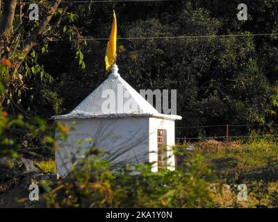 Ein kleiner dreieckiger Tempel oder Gebetsort der hinduistischen Gottheit. Diese kleinen dreieckigen Denkmal sind sehr häufig in der Hindu Religion als Kultort. Dehra Stockfoto