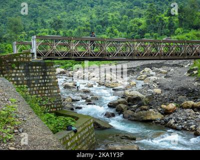 August 22. 2018. Dehradun City Indien. Kleine Brücke über den Fluss Kali Gad, der ein Nebenfluss des Song Flusses am berühmten Touristenziel Sahasrad ist Stockfoto