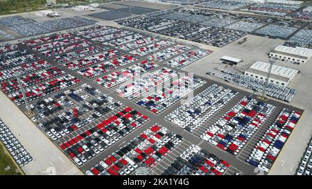 SUZHOU, CHINA - 31. OKTOBER 2022 - Eine Reihe von Autos sind bereit für den Export in Überseemärkte am Kai des Taicang Hafens in Suzhou, Provinz Jiangsu, Stockfoto