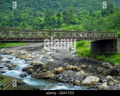 August 22. 2018. Dehradun City Indien. Kleine Brücke über den Fluss Kali Gad, der ein Nebenfluss des Song Flusses am berühmten Touristenziel Sahasrad ist Stockfoto