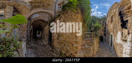 Bild vom verlassenen historischen Ruinendorf Bussano in Italien während des Tages im Sommer Stockfoto