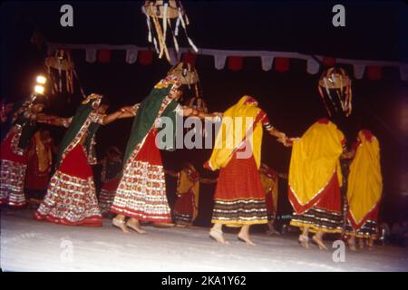 Navratri, was "neun Nächte" bedeutet, ist eines der beliebtesten und weithin gefeierten Hindu-Festivals in vielen Teilen Indiens. Gujarat ist jedoch der einzige Staat, der zu einem neuntägigen Tanzfestival ausbricht, das vielleicht das längste der Welt ist. Jede Nacht versammeln sich Menschen im ganzen Staat, in Dörfern und Städten auf freiem Raum, um die weibliche Göttlichkeit zu feiern, die als Shakti bezeichnet wird. Dies ist bekannt als ras garba & dandiya, die Holzstäbchen verwendet. Jede Nacht machen Menschen Pooja von neun Formen der Göttin, Durga für die Zerstörung des Bösen, Lakshmi die Göttin des Wohlstands & Sarswati für Weisheit und Kunst Stockfoto