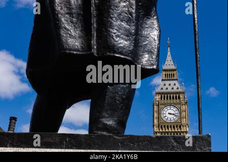 Die Statue von Winston Churchill auf dem Parliament Square in London, die zeigt, wie Winston in Richtung Big Ben und dem Houses of Parliament schaut. Stockfoto