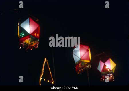 Während Diwali tragen die Menschen ihre schönsten Kleider, beleuchten das Innere und Äußere ihrer Häuser mit Saaki (irdenen Lampe), Diyas und Rangoli, führen Gottesdienste von Lakshmi, der Göttin des Wohlstands und des Reichtums, Lichtfeuerwerk und nehmen an Familienfesten Teil, wo Mithai (Süßigkeiten) und Geschenke geteilt werden. Stockfoto